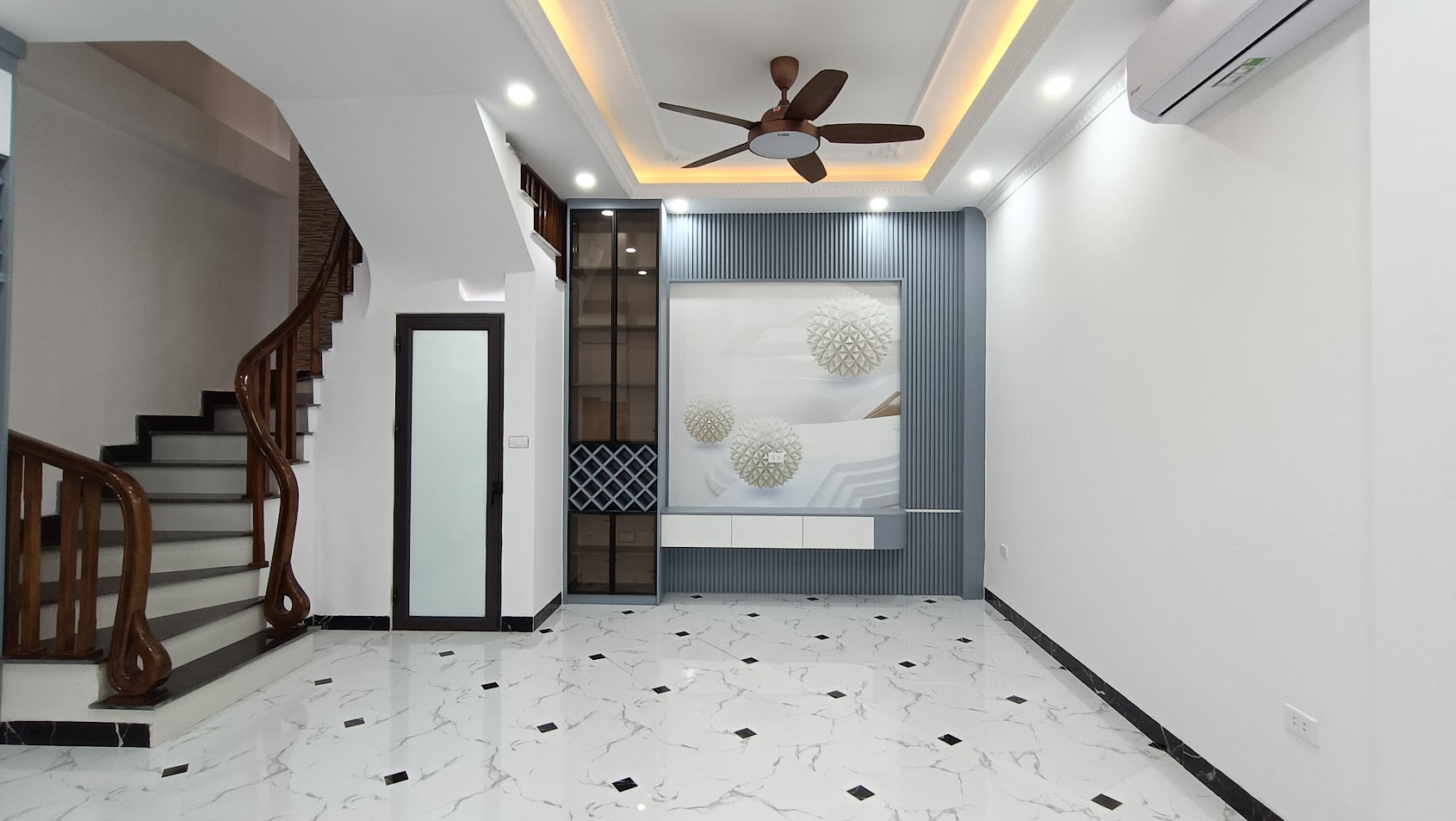 BÁN NHÀ NGỌC HỒI THANH TRÌ. O TÔ ĐỖ NGAY CỔNG. DT 45M, 4 TẦNG, HƠN 5 TỶ.