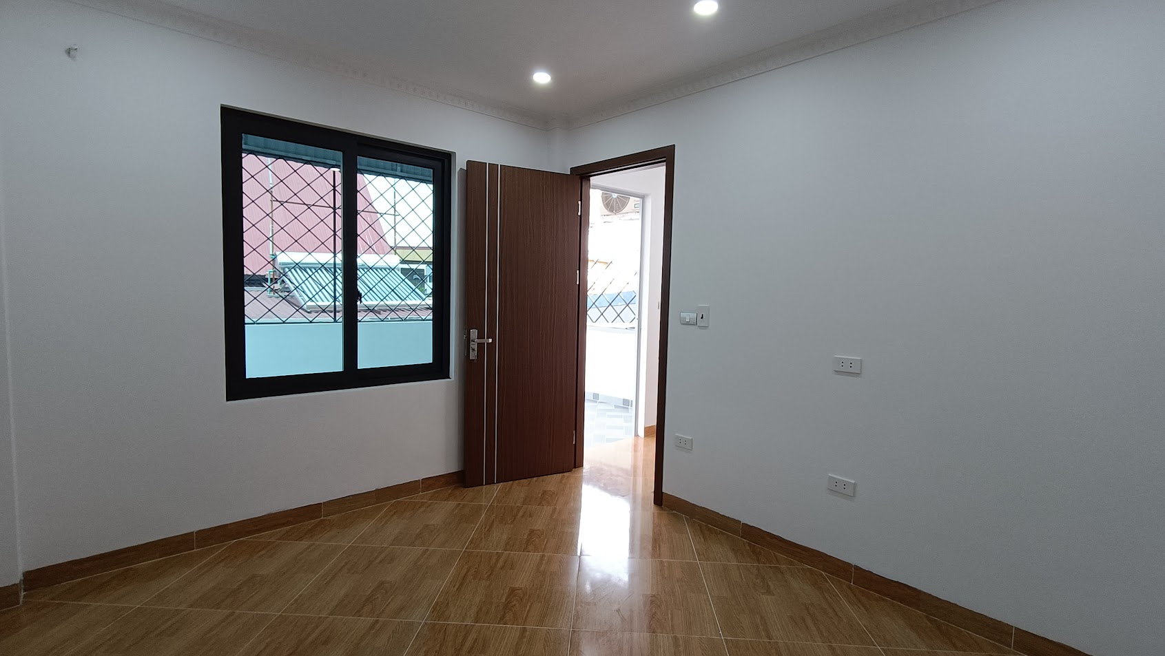 BÁN NHÀ NGỌC HỒI THANH TRÌ. O TÔ ĐỖ NGAY CỔNG. DT 45M, 4 TẦNG, HƠN 5 TỶ.